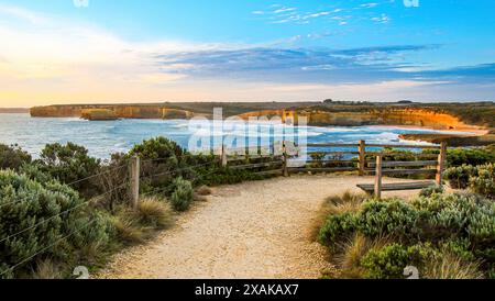 Die Bakers Oven Offshore-Felsformation nahe der Küste der Tasmanischen See im Twelve Apostles Marine National Park entlang der Great Ocean Road in Vic Stockfoto