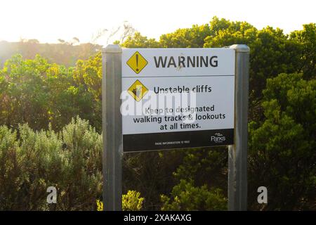 Warnschild „instabile Klippen“ im Twelve Apostles Marine National Park entlang der Great Ocean Road in Victoria, Australien Stockfoto