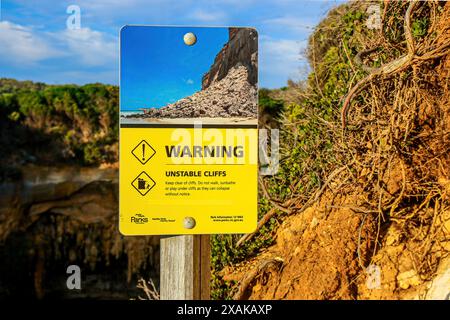 Warnschild „instabile Klippen“ im Twelve Apostles Marine National Park entlang der Great Ocean Road in Victoria, Australien Stockfoto