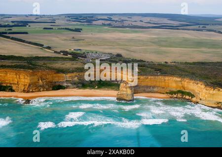 Blick aus der Vogelperspektive auf die australische Küste bei den Twelve Apostles im Port Campbell National Park - Sammlung von Kalksteinstapeln in der Tasmansee o Stockfoto