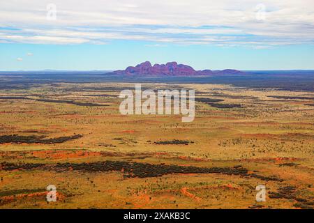 Aus der Vogelperspektive Kata Tjuta alias The Olgas, große KuppelFelsformationen in der Mitte der Steppen des Northern Territory, Central Australia - Insel Stockfoto