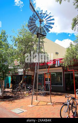 Windmühle in der Todd Mall Einkaufsstraße im Stadtzentrum von Alice Springs, Northern Territory, Zentralaustralien Stockfoto