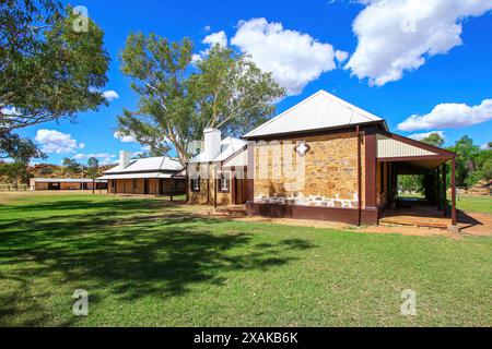 Alte Gebäude der Alice Springs Telegraph Station Historical Reserve im Red Centre of Australia, die Darwin über das Overland mit Adelaide verbinden Stockfoto