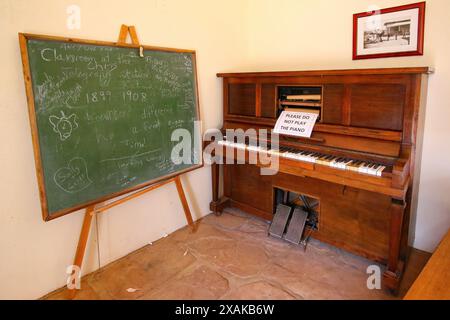 Klassisches Klassenzimmer der Pioniersiedlung der Alice Springs Telegraph Station Historical Reserve im Red Centre of Australia, das Darw verbindet Stockfoto