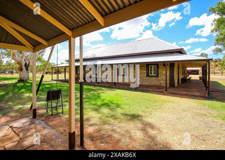 Alte Gebäude der Alice Springs Telegraph Station Historical Reserve im Red Centre of Australia, die Darwin über das Overland mit Adelaide verbinden Stockfoto