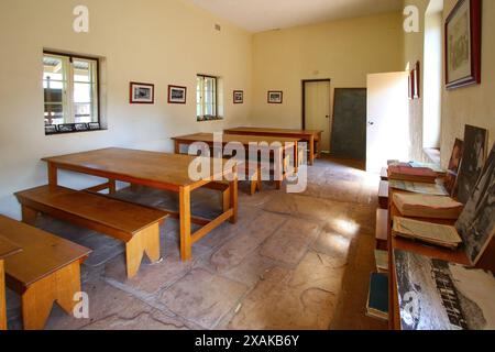 Klassisches Klassenzimmer der Pioniersiedlung der Alice Springs Telegraph Station Historical Reserve im Red Centre of Australia, das Darw verbindet Stockfoto