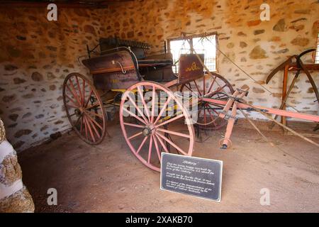 Alte Holzwagen im Alice Springs Telegraph Station Historical Reserve im Red Centre of Australia, die Darwin über das OV mit Adelaide verbindet Stockfoto