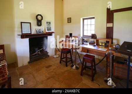 Altes Telegrafenbüro im Alice Springs Telegraph Station Historical Reserve im Red Centre of Australia, das Darwin über die O mit Adelaide verbindet Stockfoto