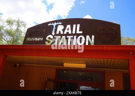 Trail Station Café im Alice Springs Telegraph Station Historical Reserve im Red Centre of Australia, das Darwin über den Ove mit Adelaide verbindet Stockfoto