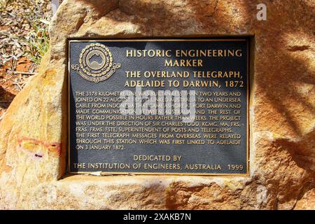 Historic Engineering Marker für die Overland Telegraph Line von Adelaide nach Darwin, erbaut 1872, zu sehen in der Alice Springs Telegraph Station histori Stockfoto