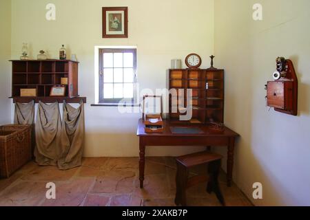 Altes Telegrafenbüro im Alice Springs Telegraph Station Historical Reserve im Red Centre of Australia, das Darwin über die O mit Adelaide verbindet Stockfoto