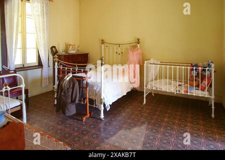 Vintage-Schlafzimmer im Alice Springs Telegraph Station Historical Reserve im Red Centre of Australia, das Darwin über den Overla mit Adelaide verbindet Stockfoto