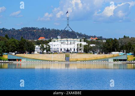 Parliament House of Australia auf dem Capital Hill, vom Molonglo River in Canberra aus gesehen Stockfoto