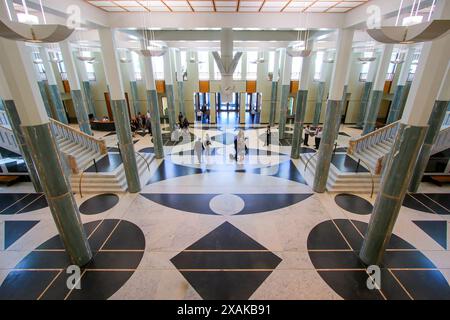 Hauptfoyer des australischen Parlamentsgebäudes, dekoriert mit grünen Marmorsäulen und einer weißen Marmortreppe in Canberra, Australian Capital Terr Stockfoto