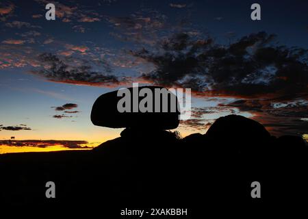 Silhouette der Devils Marbles (Karlu Karlu in Aborigine-Sprache) bei Sonnenuntergang im Australian Red Center, Northern Territory - Granitblöcke für Stockfoto