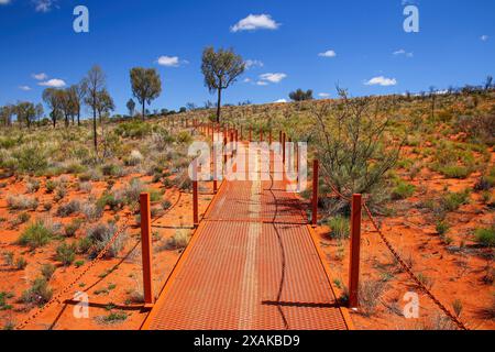 Laufsteg führt zum Aussichtspunkt der Kata Tjuta-Dünen in der Nähe des Mount Olga, einer großen KuppelFelsformation im Northern Territory, Zentralaustralien, Umgebung Stockfoto