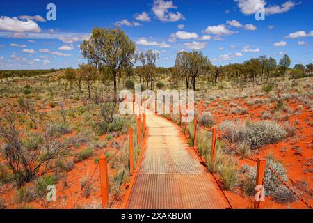 Laufsteg führt zum Aussichtspunkt der Kata Tjuta-Dünen in der Nähe des Mount Olga, einer großen KuppelFelsformation im Northern Territory, Zentralaustralien, Umgebung Stockfoto