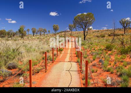 Laufsteg führt zum Aussichtspunkt der Kata Tjuta-Dünen in der Nähe des Mount Olga, einer großen KuppelFelsformation im Northern Territory, Zentralaustralien, Umgebung Stockfoto