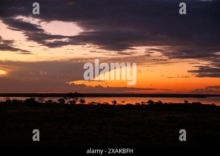 Sonnenuntergang am Hart Lake, einem Salzsee neben dem Stuart Highway in South Australia Stockfoto