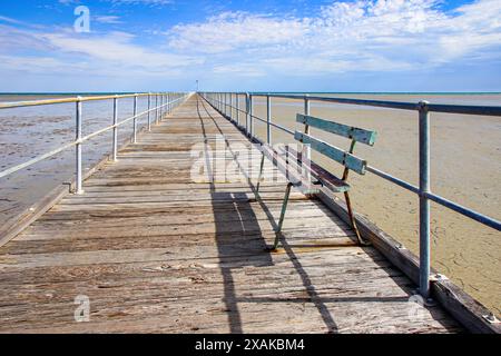 Rostige Bank am Port Germein Steg in South Australia, der 1881 eröffnet wurde und 1532 Meter lang ist. Es war der längste Holzsteg in der Stockfoto