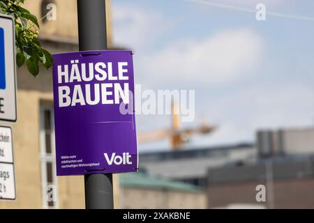 Wahl zum 10. Europäisches Parlament - 9. Juni 2024, Europawahl. Wahlplakat der Partei Volt. // 07.06.2024: Stuttgart, Baden-Württemberg, Deutschland, Europa *** Wahl zum 10 Europaparlament am 9. Juni 2024, Europawahlplakat der Partei Volt 07 06 2024 Stuttgart, Baden Württemberg, Deutschland, Europa Stockfoto