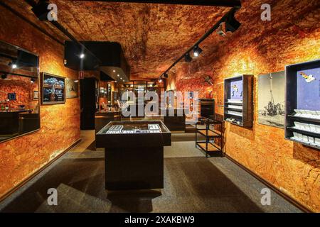 Unterirdischer Schmuck-Shop im Desert Cave Hotel in Coober Pedy (South Australia), der in dieser Bergbaustadt, dem Spitznamen Opal Capi, aus Sandstein gegraben wurde Stockfoto