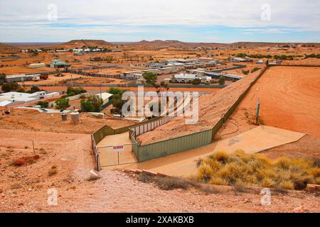 Blick aus der Vogelperspektive auf die Skyline von Coober Pedy im Outback von South Australia - Opal Minenstadt in der roten Mittelwüste, wo viele Häuser unterirdisch sind Stockfoto