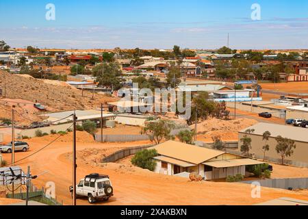 Blick aus der Vogelperspektive auf die Skyline von Coober Pedy im Outback von South Australia - Opal Minenstadt in der roten Mittelwüste, wo viele Häuser unterirdisch sind Stockfoto