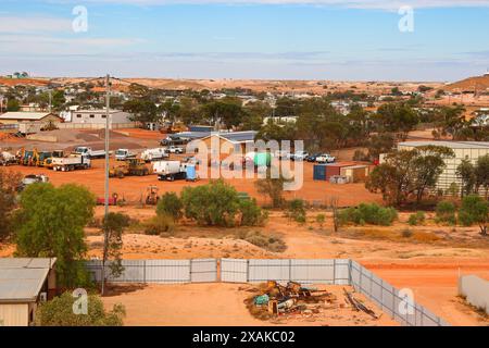 Blick aus der Vogelperspektive auf die Skyline von Coober Pedy im Outback von South Australia - Opal Minenstadt in der roten Mittelwüste, wo viele Häuser unterirdisch sind Stockfoto