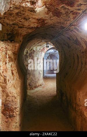 Tunnel von Toms arbeitender Opal-Mine in Coober Pedy, South Australia Stockfoto