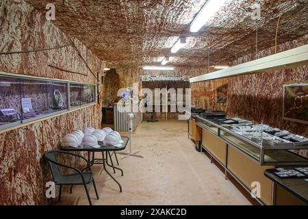 Unterirdisches Edelsteingeschäft in Tom's Working Opal Mine in Coober Pedy, South Australia Stockfoto