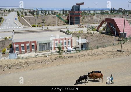 ÄTHIOPIEN, Mekelle, Folgen des Tigray-Krieges 2020-2022, geschlossen Mekelle Industrial Park der IPDC Ethiopian Industrial Parks Development Corporation, eröffnet 2017 mit 15 Fabrikschuppen für verschiedene Investoren aus Indien, Großbritannien, Bangladesch und Äthiopien für die Bekleidungs- und Textilindustrie für den Export / ÄTHIOPIEN, Tigray, Mekelle, Folgen des Tigray Krieges 2020-2022, geschlossener Industriepark Mekelle Industrial Park der IPDC Ethiopian Industrial Parks Development Corporation, hier waren ausländische Investoren und Textilfirmen 2017angesiedelt worden Stockfoto