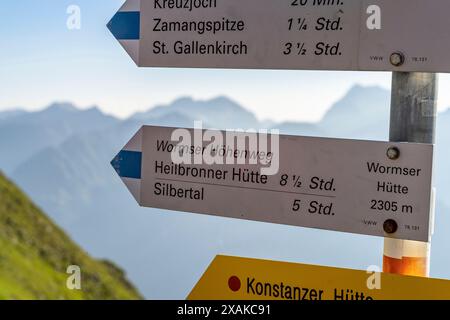 Europa, Österreich, Verwall, Vorarlberg, Montafon, Schruns, Wegweiser an der Wormser Hütte Stockfoto