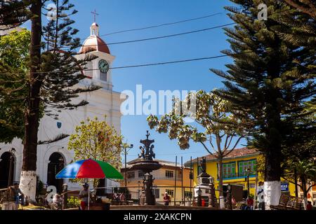 AGUADAS, KOLUMBIEN - 15. JANUAR 2024: Zentraler Platz der denkmalgeschützten Stadt Aguadas im Departement Caldas in Kolumbien. Stockfoto