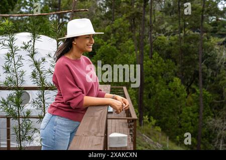 Nordamerika, Karibik, Insel Hispaniola, Dominikanische Republik, Provinz La Vega, Jarabacoa, Glamping the Domes Jarabacoa, hübsche Frau genießt die Aussicht Stockfoto