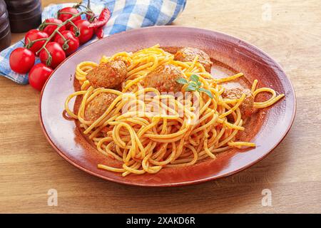 Italienische Spaghetti mit Fleischbällchen in Tomatensauce Stockfoto