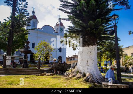 AGUADAS, KOLUMBIEN - 15. JANUAR 2024: Zentraler Platz der denkmalgeschützten Stadt Aguadas im Departement Caldas in Kolumbien. Stockfoto