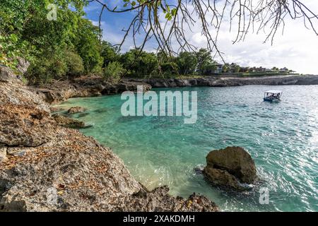 Nordamerika, Karibik, Großantillen, Hispaniola, Dominikanische Republik, Maria Trinidad Provinz Sanchez, Nordküste, Boot im natürlichen Pool in Rio San Juan Stockfoto