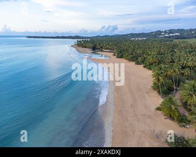 Nordamerika, Karibik, Großantillen, Hispaniola, Dominikanische Republik, Halbinsel Samana, Las Terrenas, Blick aus der Vogelperspektive auf den Strand Playa Coson und die Mündung des Rio Coson Stockfoto