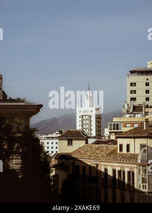 Hotels auf der Skyline von Malaga mit den Bergen der Sierra im Hintergrund, Wolkenkratzer Sommerurlaub in Andalusien, Spanien Stockfoto