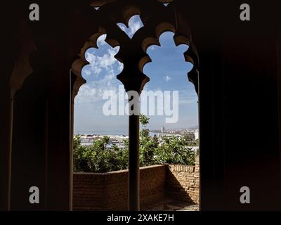 Blick vom Fenster der Festung Alcazaba auf den Hafen und das Stadtzentrum von Malaga, Andalusien, Spanien Stockfoto