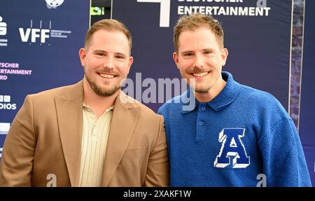 Die Entertainer Bennie Wolter und Dennis Wolter kommen zur Verleihung Deutscher Entertainment Award 2024 *** die Entertainer Bennie Wolter und Dennis Wolter nehmen an der Verleihung des German Entertainment Award 2024 Teil Stockfoto