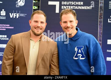 Die Entertainer Bennie Wolter und Dennis Wolter kommen zur Verleihung Deutscher Entertainment Award 2024 *** die Entertainer Bennie Wolter und Dennis Wolter nehmen an der Verleihung des German Entertainment Award 2024 Teil Stockfoto