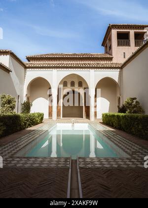 Innenhof mit Pool, Patio de la Alberca der Festung Alcazaba in Malaga, Andalusien in Südspanien, mit markanten maurischen Bögen und Colum Stockfoto