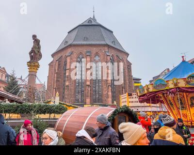 Europa, Deutschland, Baden-Württemberg, Heidelberg, Weihnachtsmarkt mit Heiliggeistkirche im Hintergrund Stockfoto