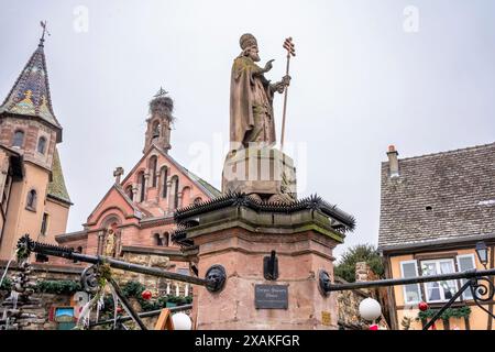 Europa, Frankreich, Grand Est, Elsass, Eguisheim, Fontaine de Saint-Leon und Chapelle Saint-Leon IX Stockfoto