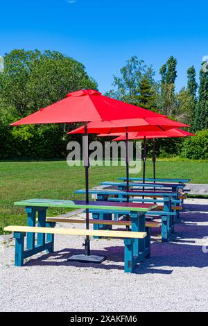 Rote Regenschirme und Picknicktische auf dem historischen Gelände der Britannia Shipyard in Steveston, British Columbia, Kanada Stockfoto