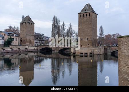 Europa, Frankreich, Grand Est, Elsass, Straßburg, Petite France, Festungstürme bei den Ponts Couverts Stockfoto