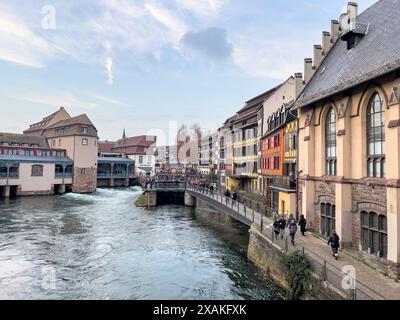 Europa, Frankreich, Grand Est, Elsass, Straßburg, Petite France, historische Fachwerkhäuser am Rande des Kanals Stockfoto