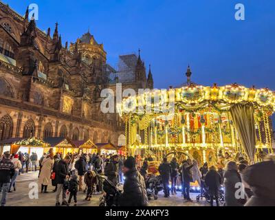 Europa, Frankreich, Grand Est, Elsass, Straßburg, Altstadt, Weihnachtsmarkt und Karussell vor dem Straßburger Dom Stockfoto